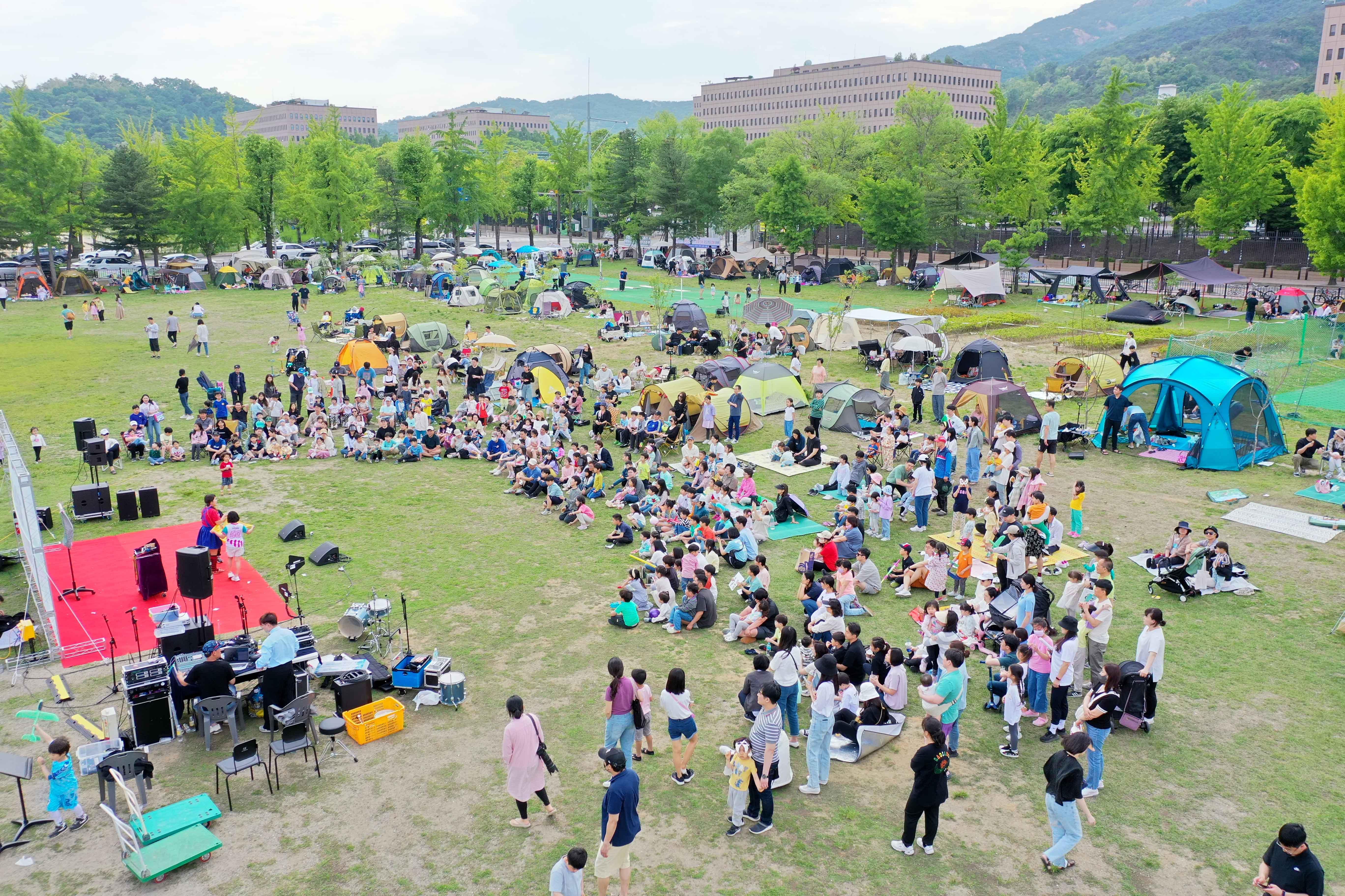 (관련사진)2023년 5월 시민회관 옆 잔디마당에서 열린 힐링 캠프닉데이 행사에 참여한 시민들 모습