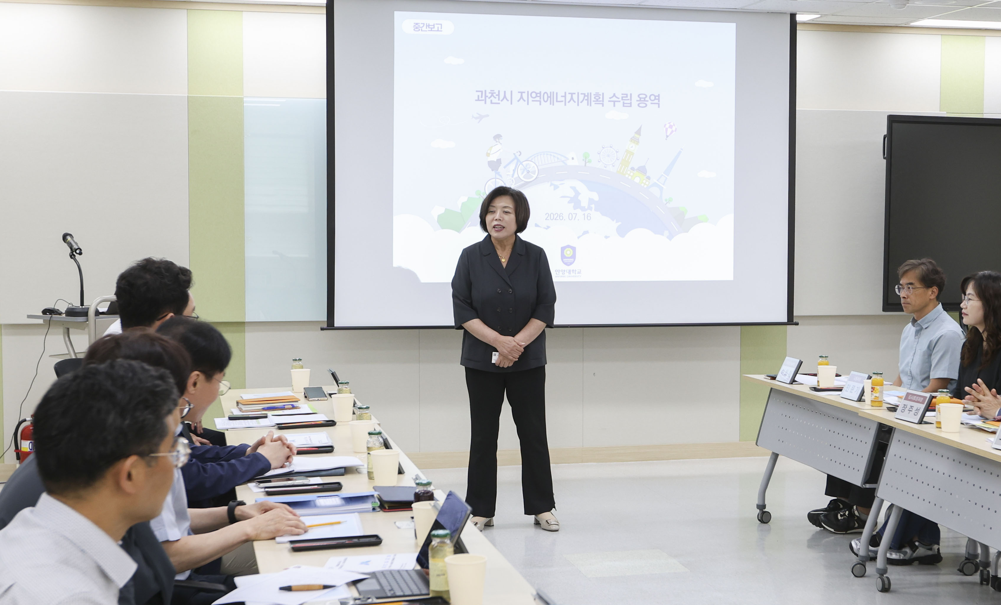 신계용 과천시장이 탄소중립을 위한 지역에너지계획 수립 용역 중간보고회에서 인사말을 하고 있다