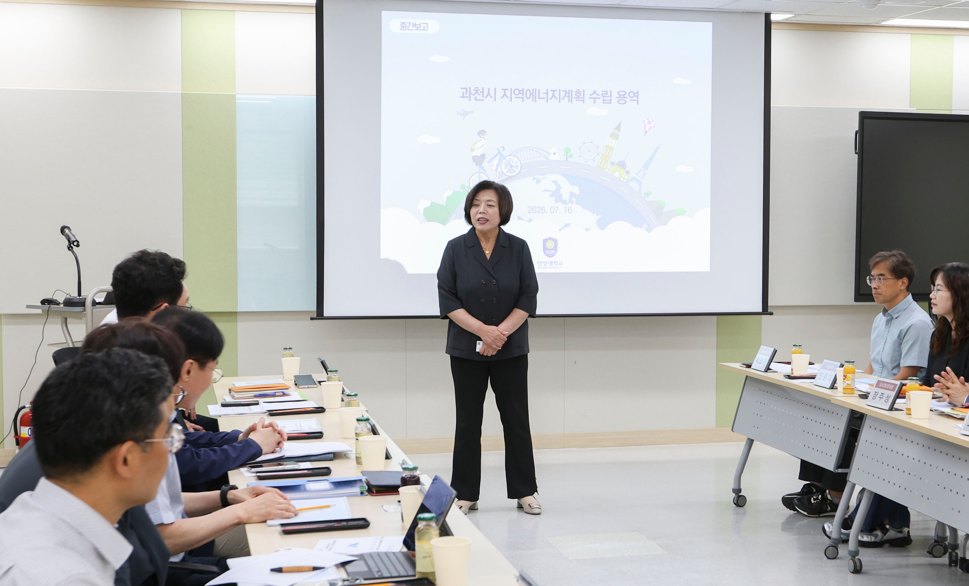 신계용 과천시장이 탄소중립을 위한 지역에너지계획 수립 용역 중간보고회에서 인사말을 하고 있다