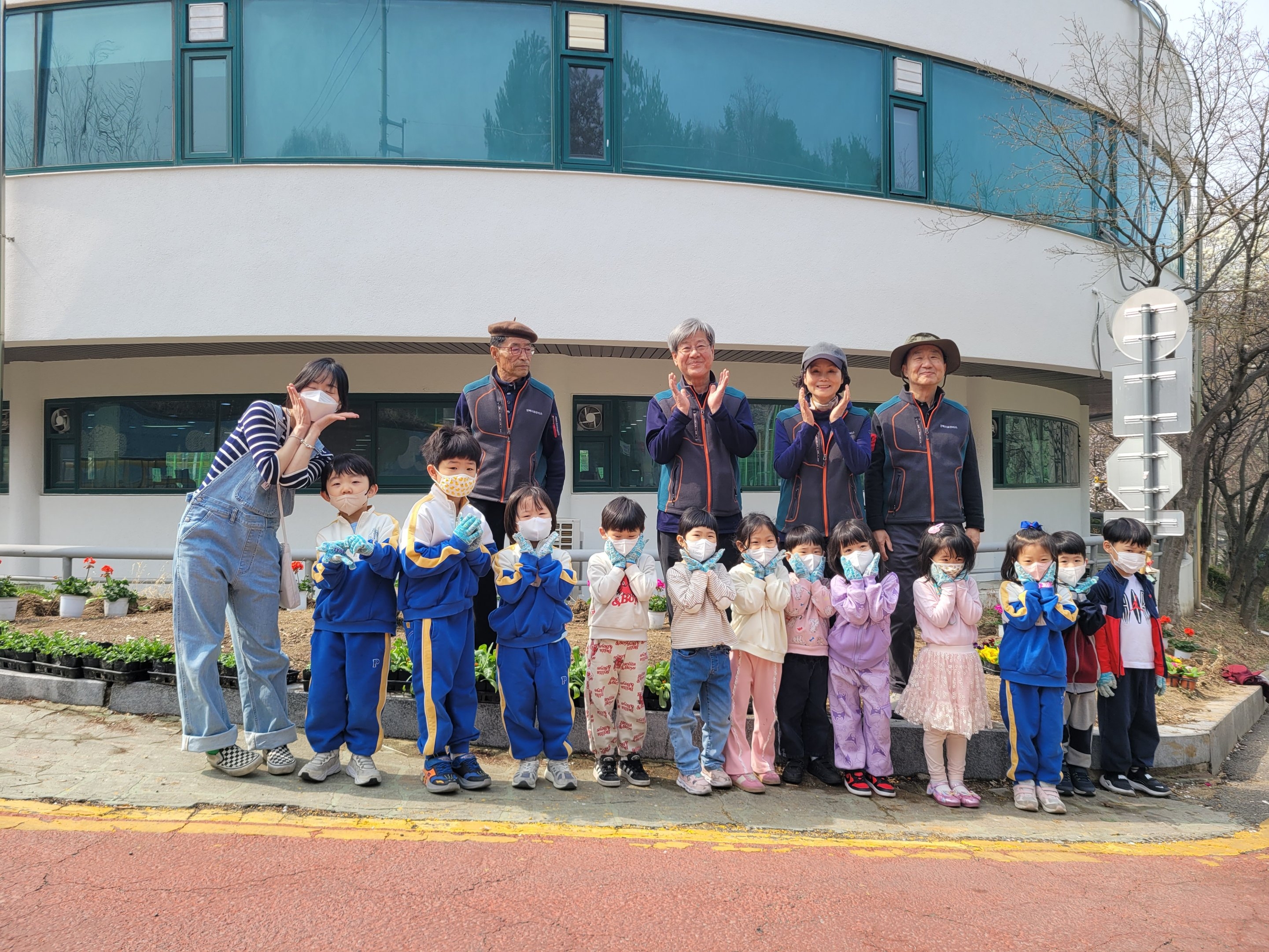 문원동 꽃 심기 행사 단체사진