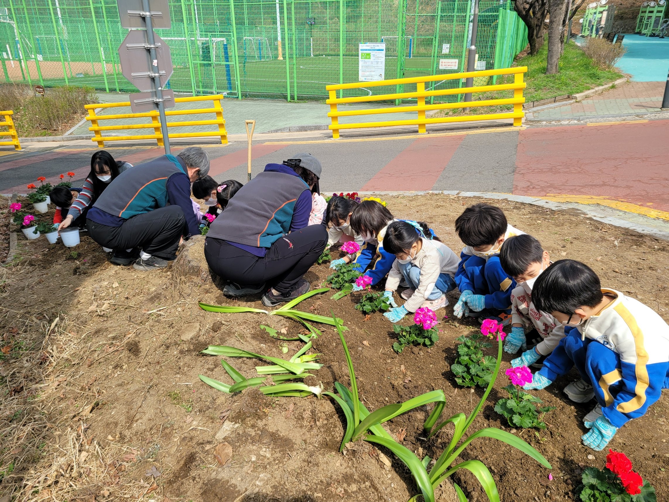 문원동 꽃 심기 행사 모습
