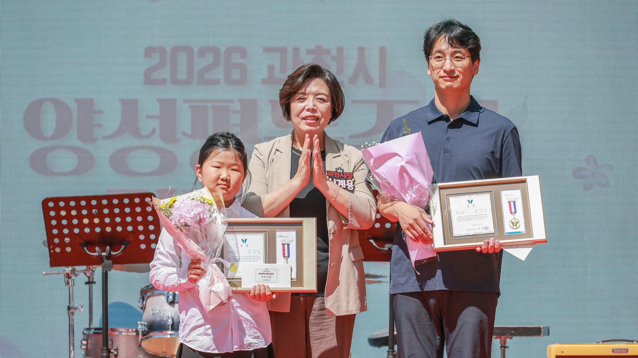 1-3 양성평등작품 공모전 시상 기념촬영(좌부터 김채윤, 신계용 과천시장, 홍근호)