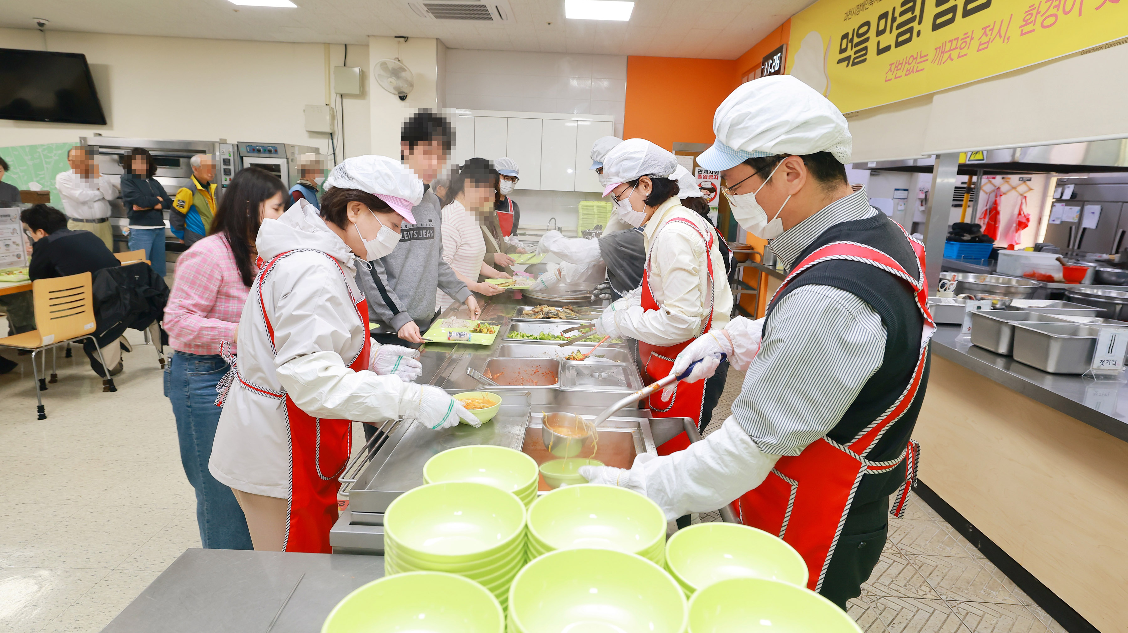 장애인복지관 배식(사진 맨앞 왼쪽 신계용 과천시장)