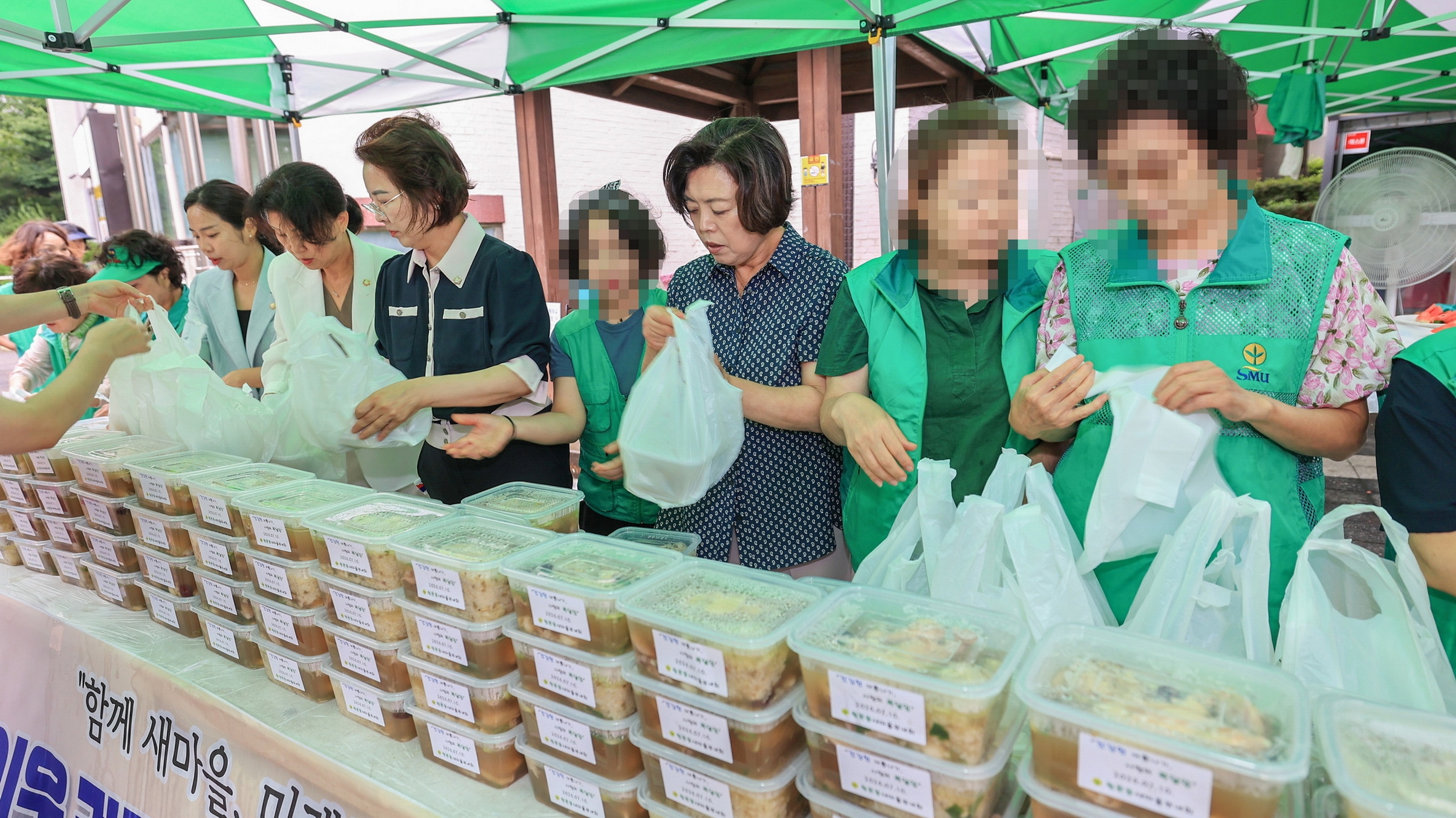 원문동 복달임행사 삼계탕 포장 모습(오른쪽에서 세번째 신계용 과천시장)