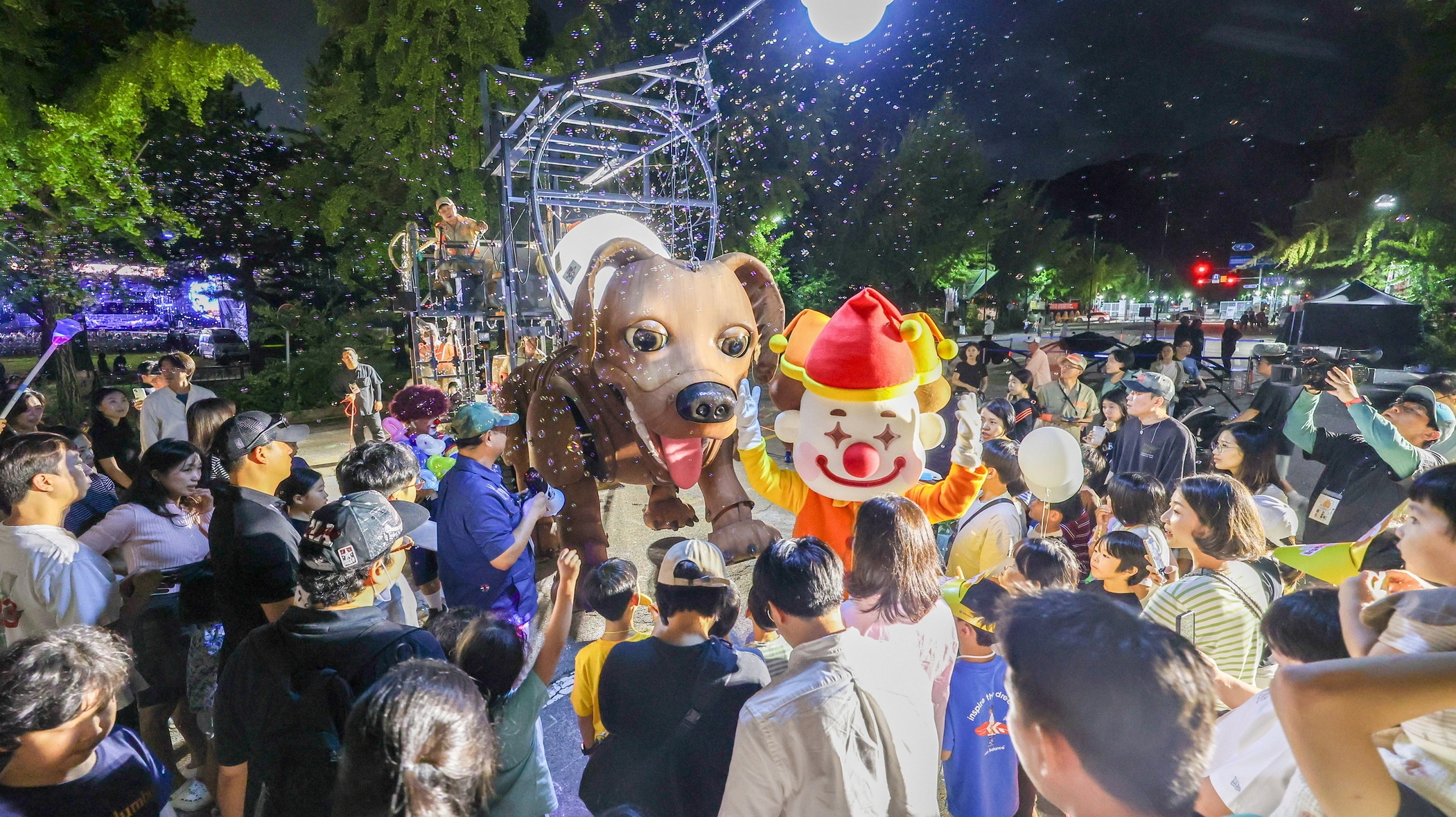 [참고사진] 지난해 과천공연예술축제에서 축제의 마스코트 로그(Log)와 지팝이가 인사 중이다