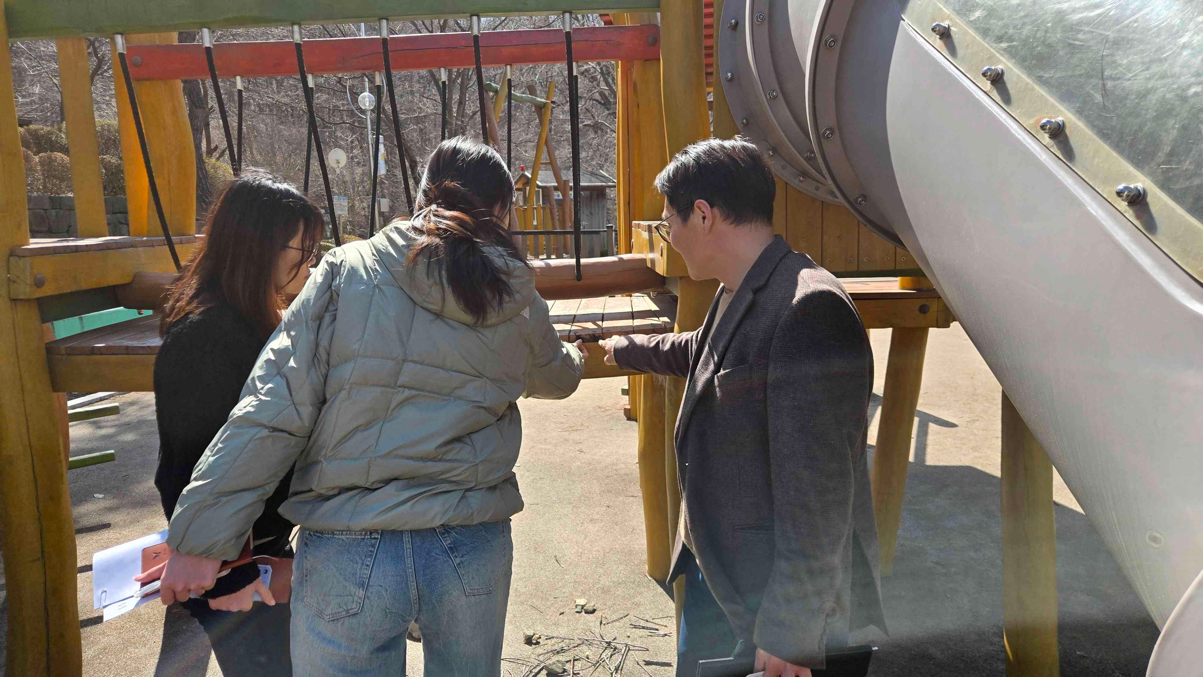 어린이 놀이시설 점검 모습