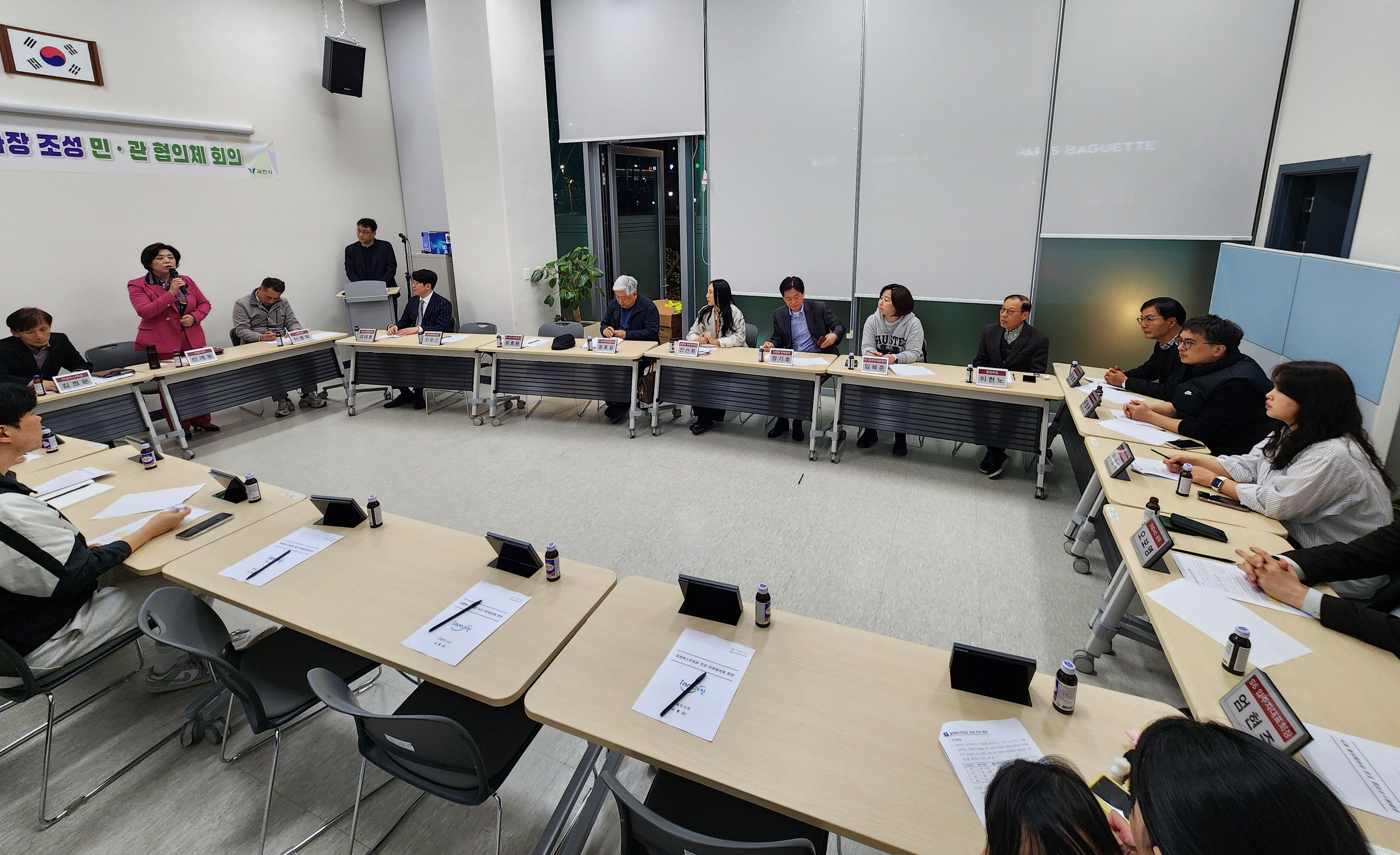 1-2 과천시, 공영 버스주차장 조성 위한 민관협의체 본격 가동(신계용 과천시장이 발언하고 있다)