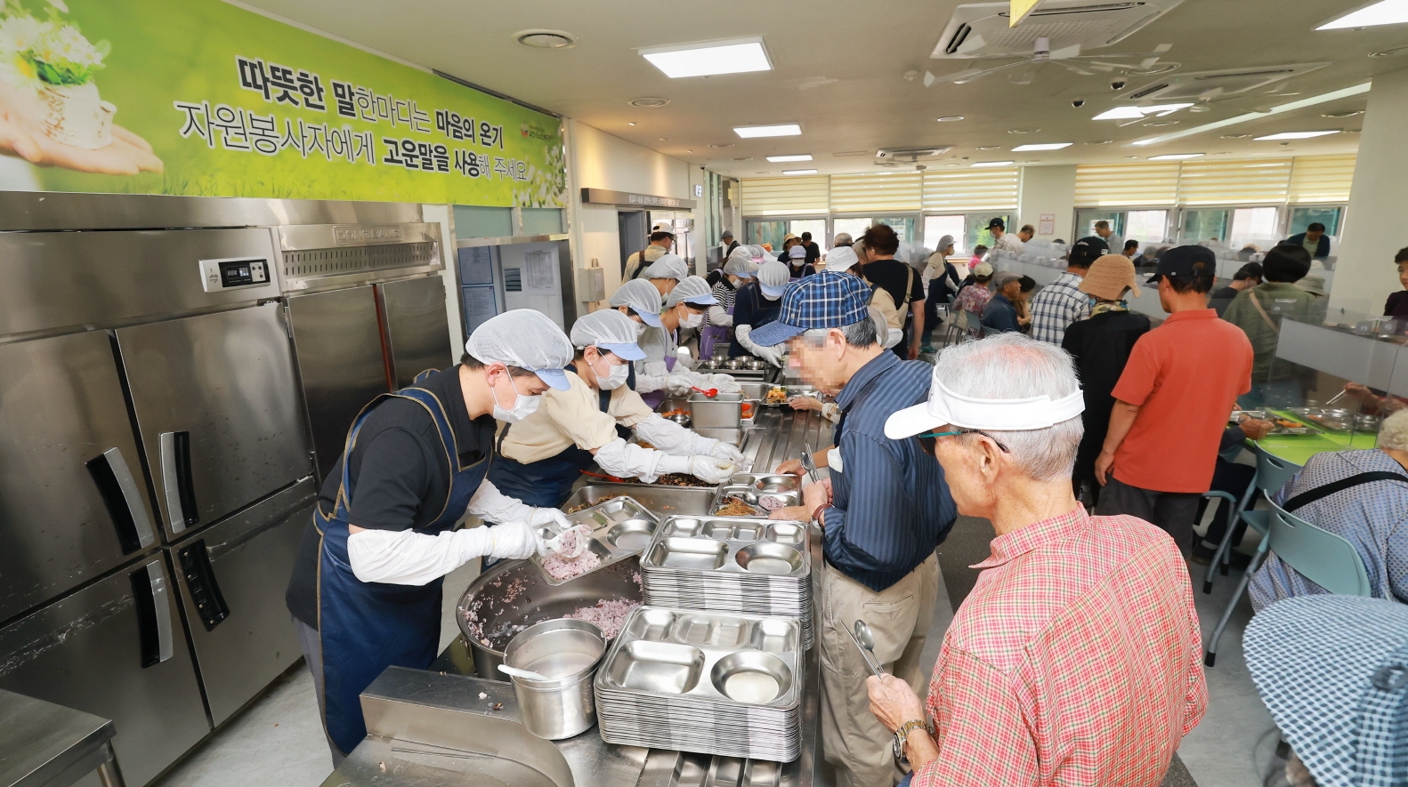 5-3 과천시노인복지관 경로식당 배식 봉사 모습