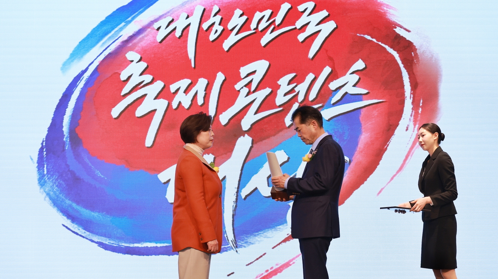 신계용 과천시장이 상패를 받고 있다