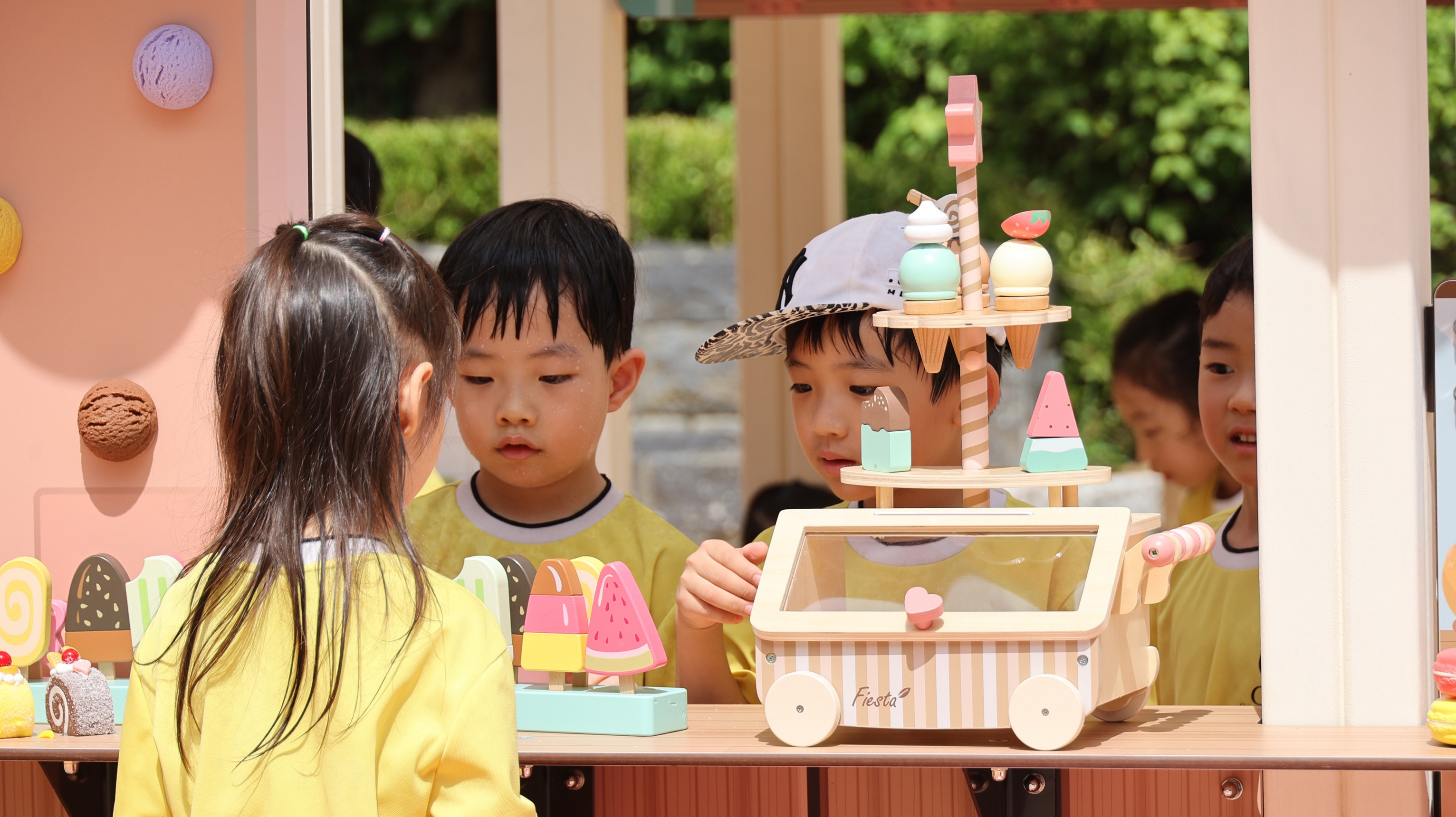 과천시 달콤샘놀이터 개장식(아이들이 놀이터에서 놀이하는 모습)