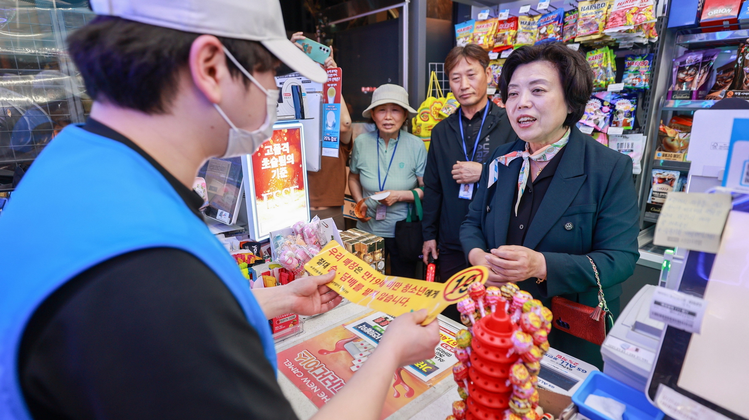 1-2 과천시, 청소년 유해환경 민관 합동 특별 집중 점검 실시(신계용 과천시장이 방문한 지역 상점에서 청소년 보호법 관련 사항을 설명하고 있다)